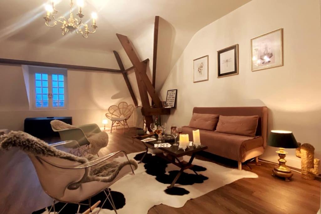 Grand Appartement Place Saint-Pierre, Proche Chateau De Saumur Et Bord De Loire" Exterior photo